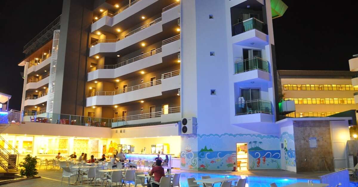Een foto van het terras bij Acar Hotel