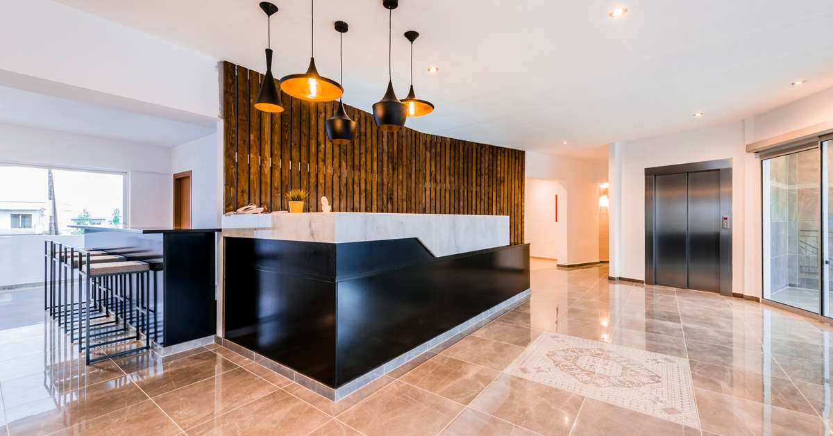 Een foto van het interieur van Belmare Hotel