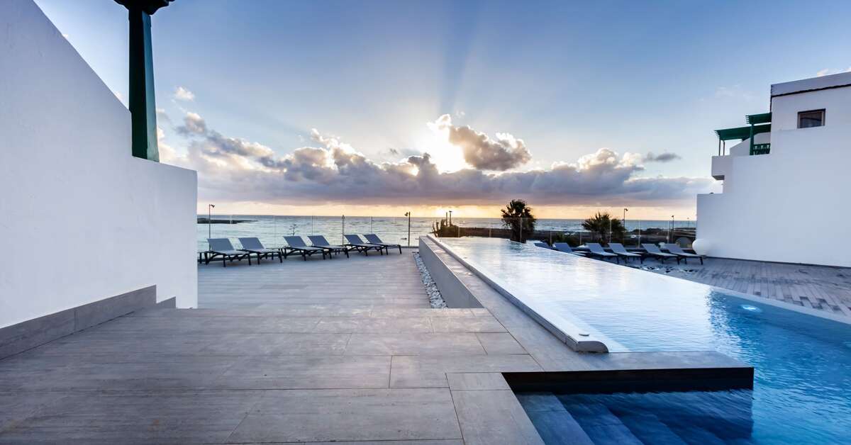Een foto van het zwembad bij Barcelo Teguise Beach