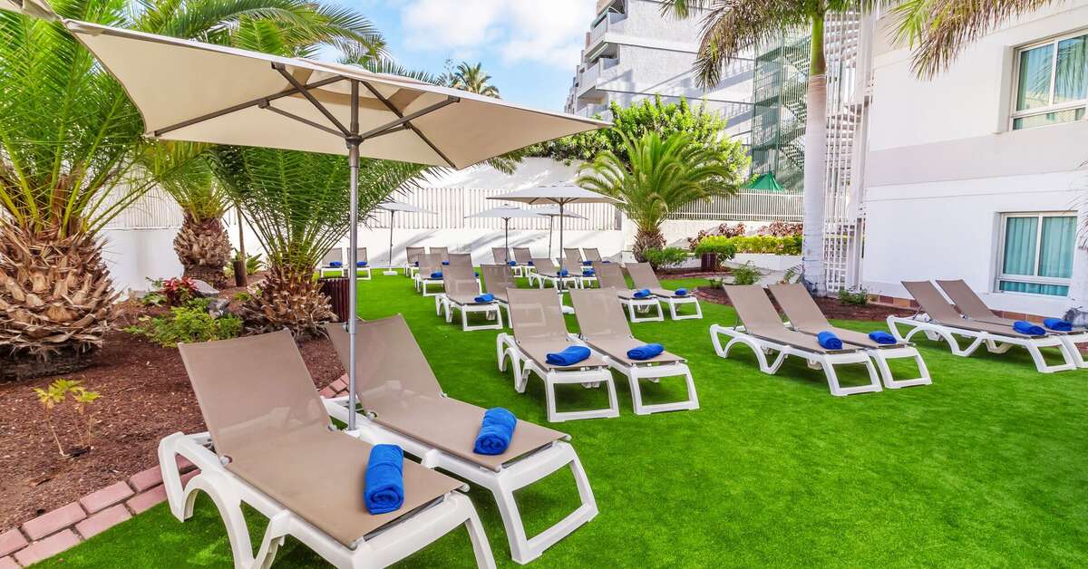 Een foto van het terras bij Hotel Akeah Broncemar