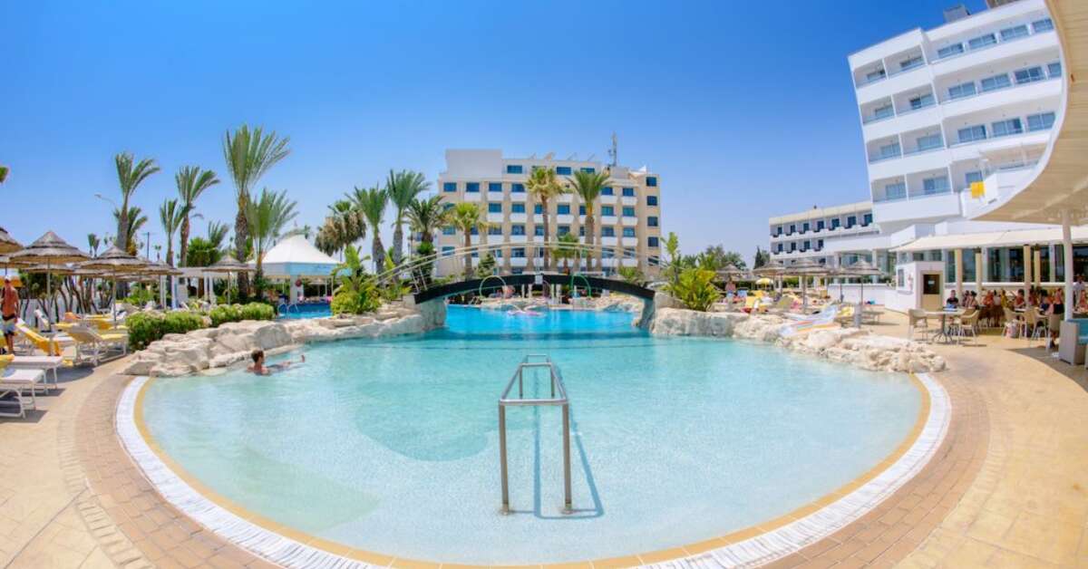 Een foto van het zwembad bij Tasia Maris Beach Hotel