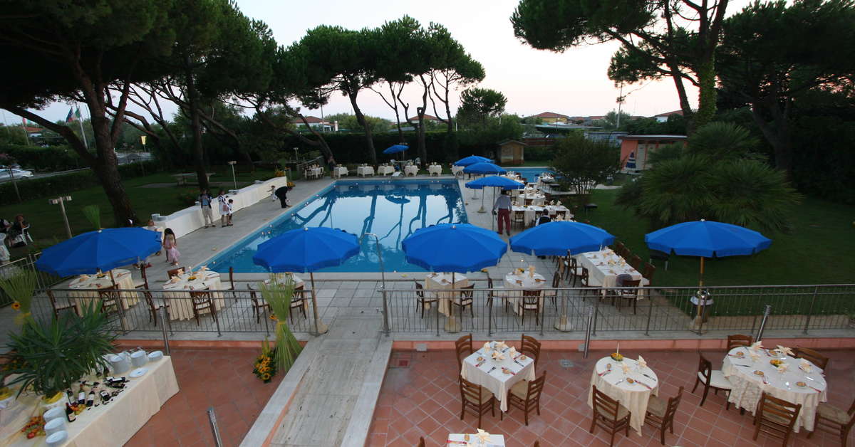 Een foto van het zwembad bij Versilia Palace Hotel