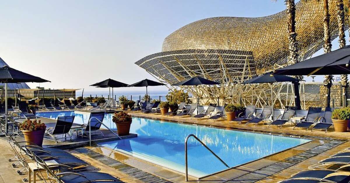 Een foto van het zwembad bij Hotel Arts Barcelona