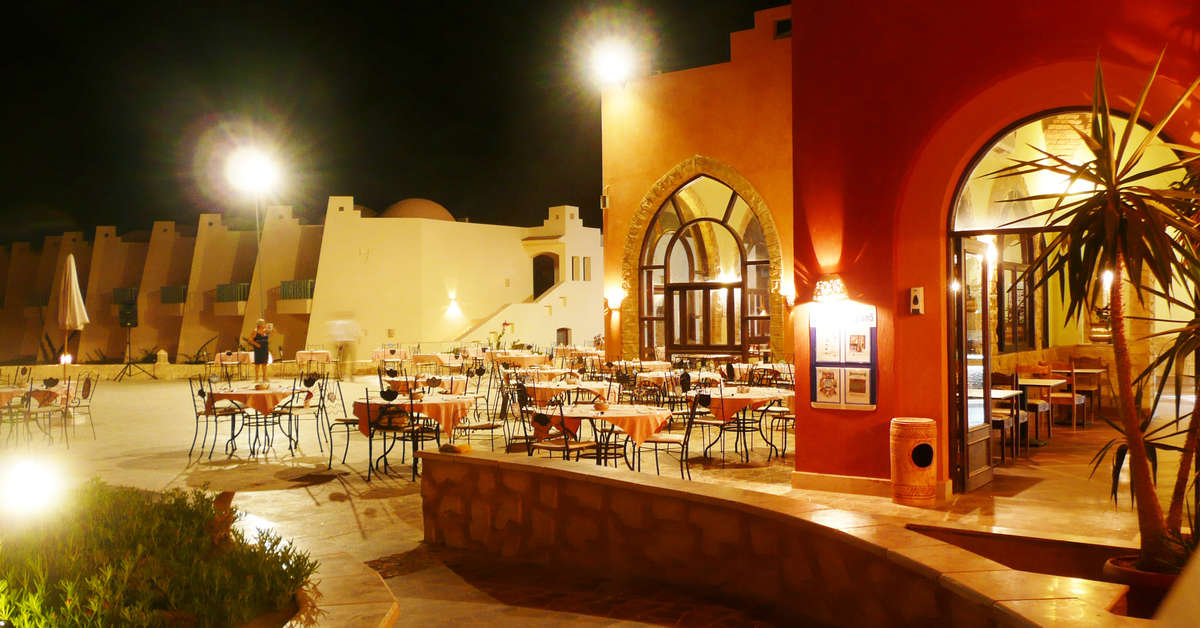 Een foto van het terras bij Onatti Beach Resort