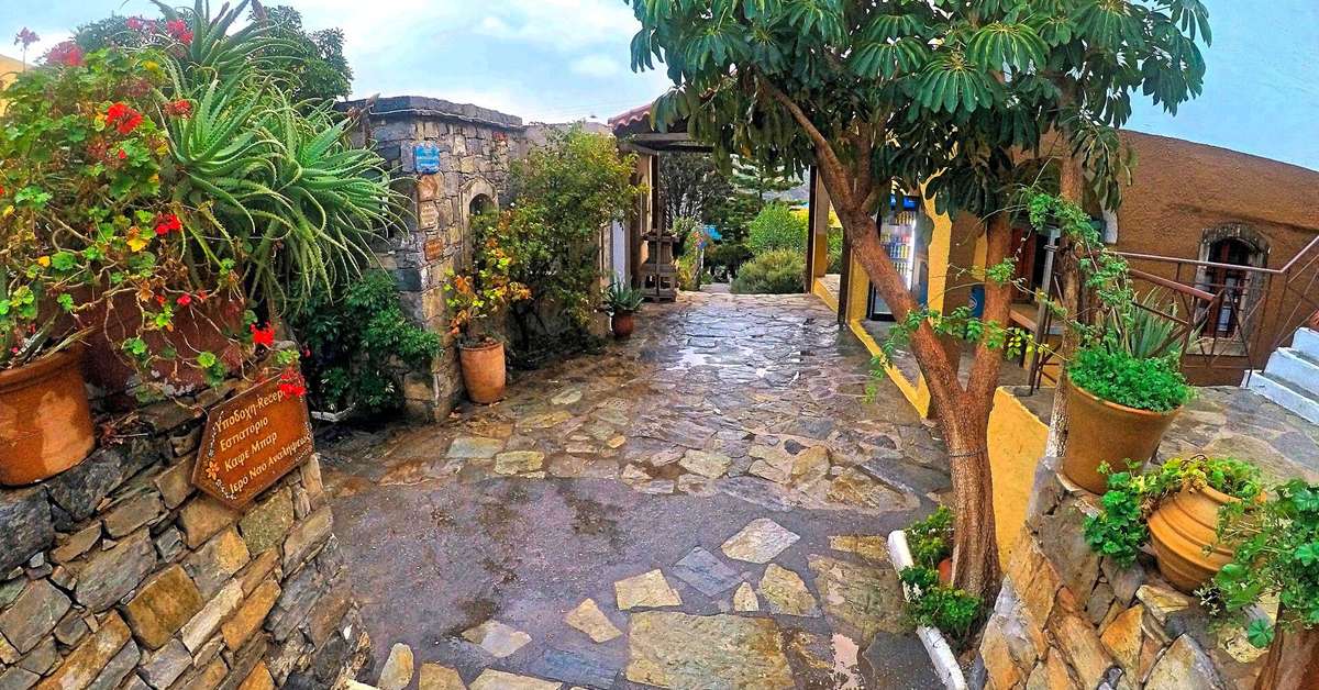 Een foto van de buitenkant van Hotel Arolithos Village