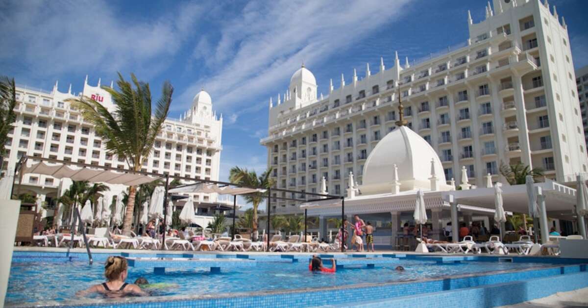 Een foto van het zwembad bij Riu Palace Aruba