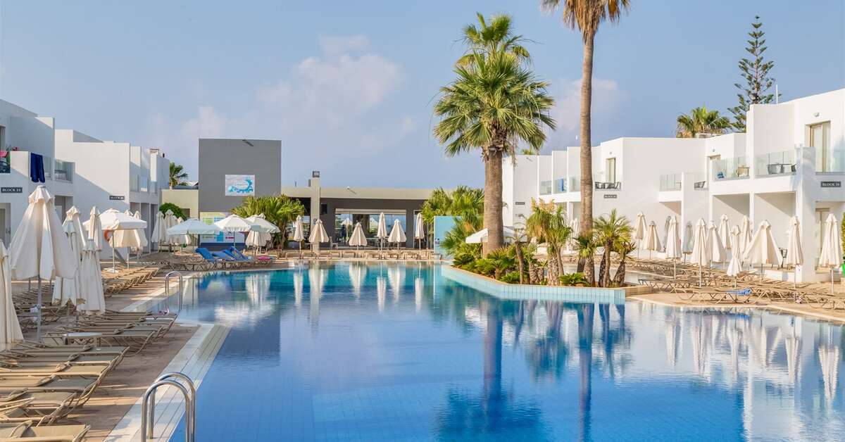 Een foto van het zwembad bij Atlantica Panthea Resort