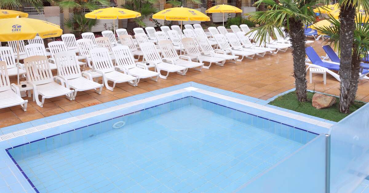 Een foto van het zwembad bij Hotel GHT Oasis Tossa