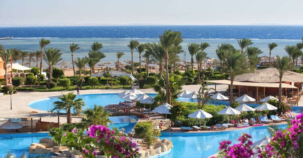 Een foto van het zwembad bij Amwaj Oyoun Resort & Casino