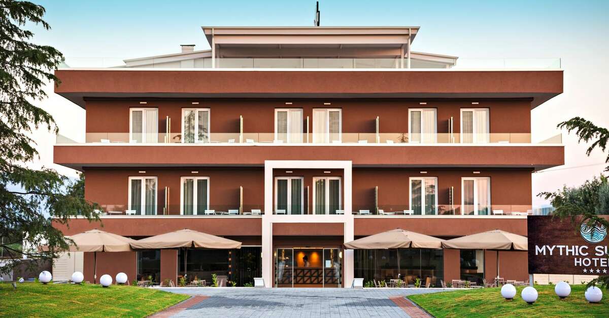 Een foto van de buitenkant van Mythic Summer Hotel