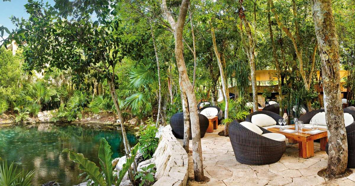 Een foto van het terras bij Catalonia Royal Tulum