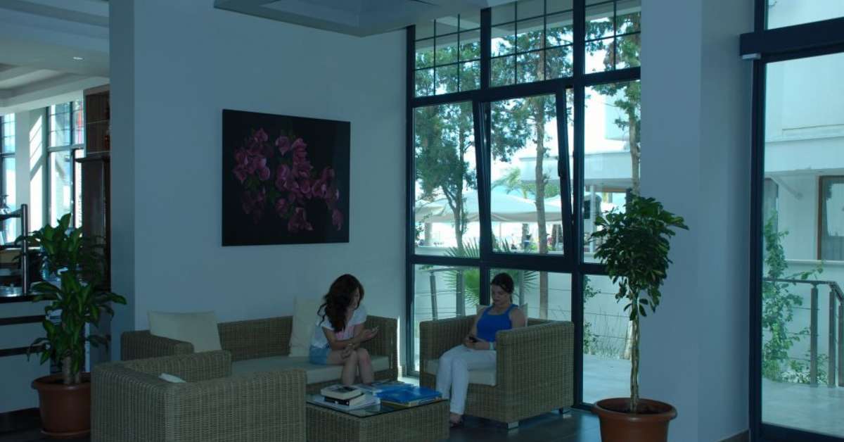 Een foto van het interieur van Begonville Beach Hotel