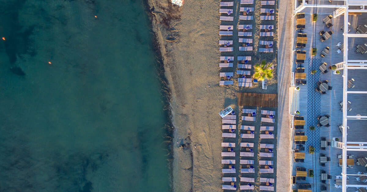 Een foto van het strand bij Mandala Seafront Suites