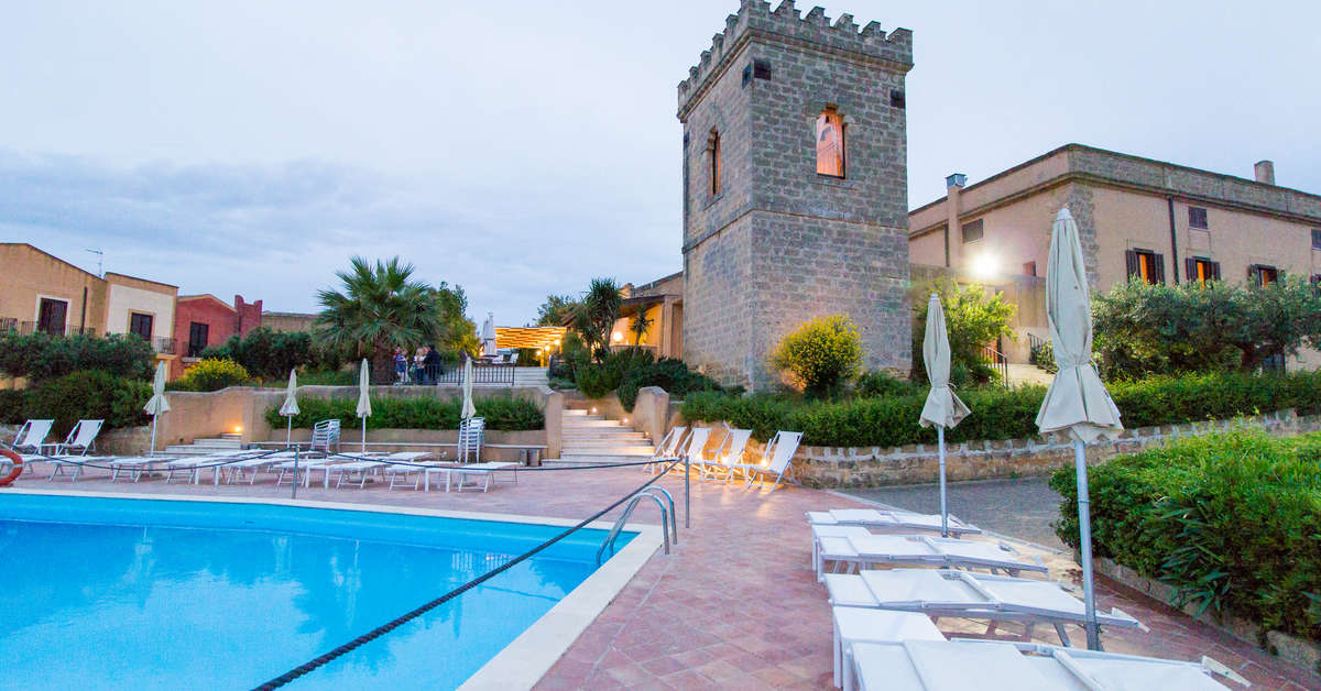 Een foto van het zwembad bij Baglio Oneto dei Principi di San Lorenzo Resort & Wines