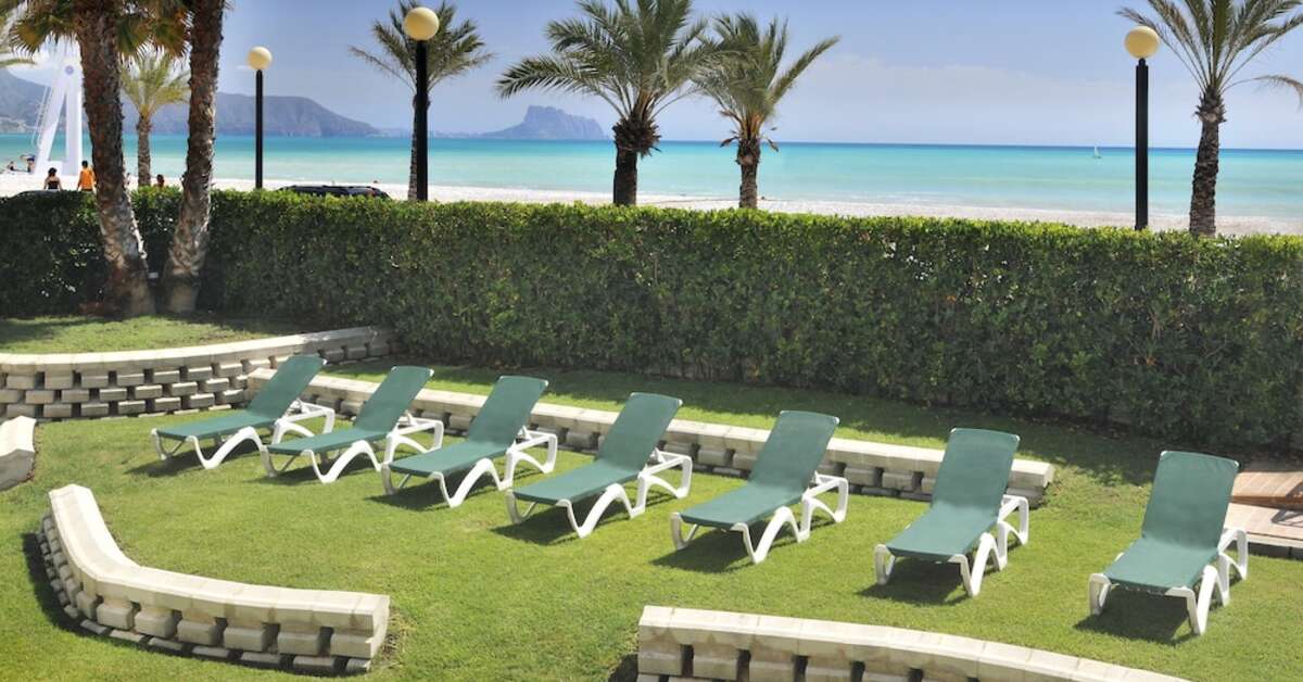 Een foto van het terras bij Hotel Kaktus Albir