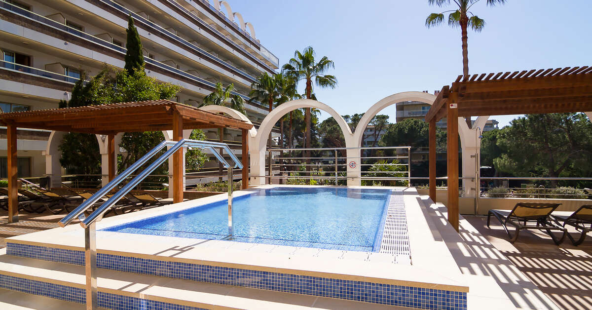 Een foto van het zwembad bij Golden Port Salou & Spa