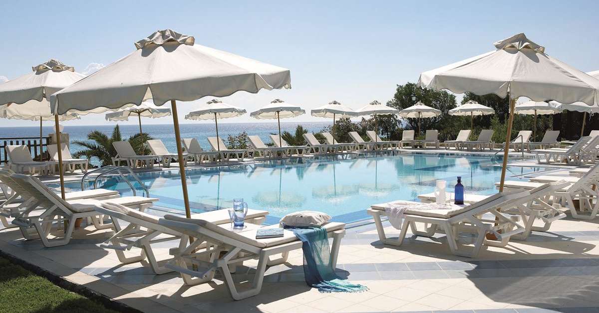 Een foto van het zwembad bij Hotel Aegean Melathron Thalasso & Spa