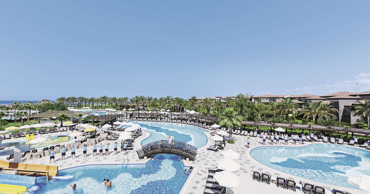 Een foto van het zwembad bij Club Calimera Serra Palace