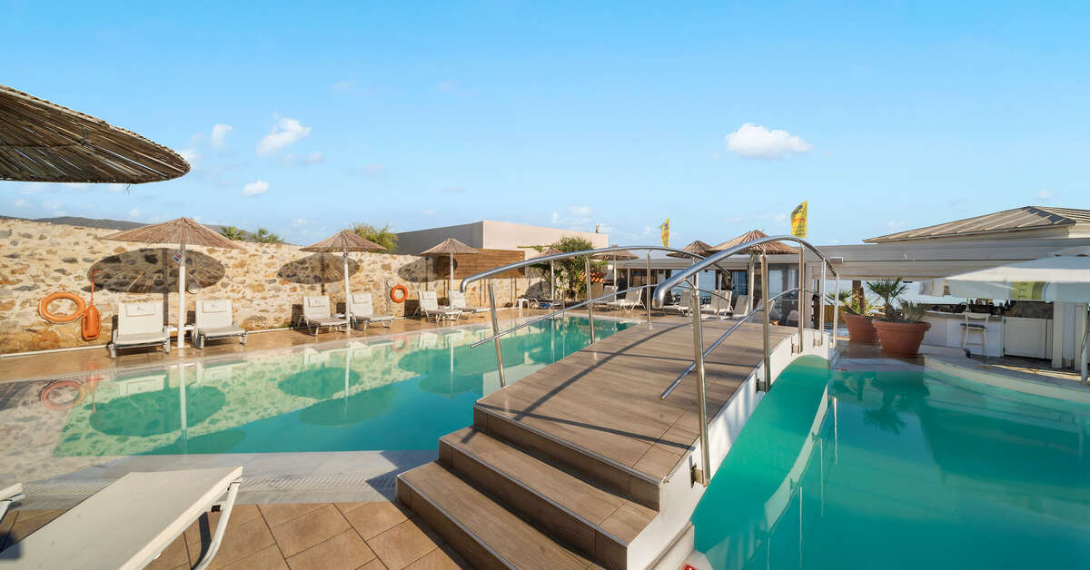 Een foto van het zwembad bij Aeolos Beach Resort Hotel
