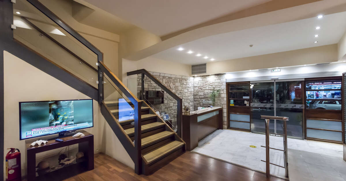 Een foto van het interieur van Akrogiali Hotel