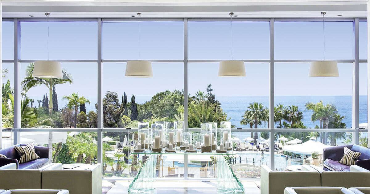 Een foto van het interieur van Mediterranean Beach Hotel