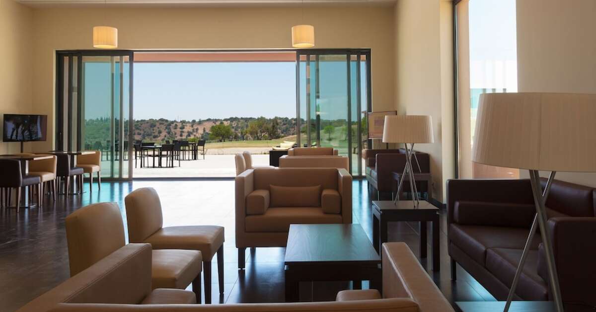 Een foto van het interieur van NAU Morgado Golf & Country Club