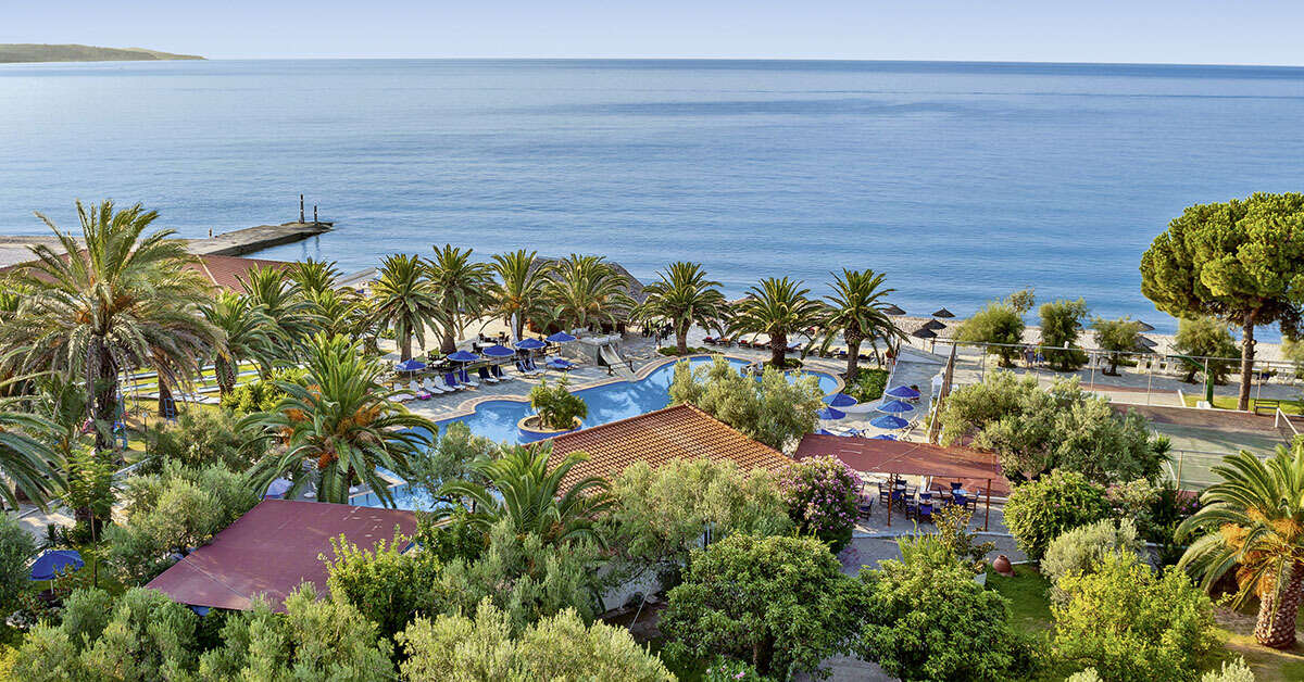 Een foto van het zwembad bij Mendi Beach Hotel