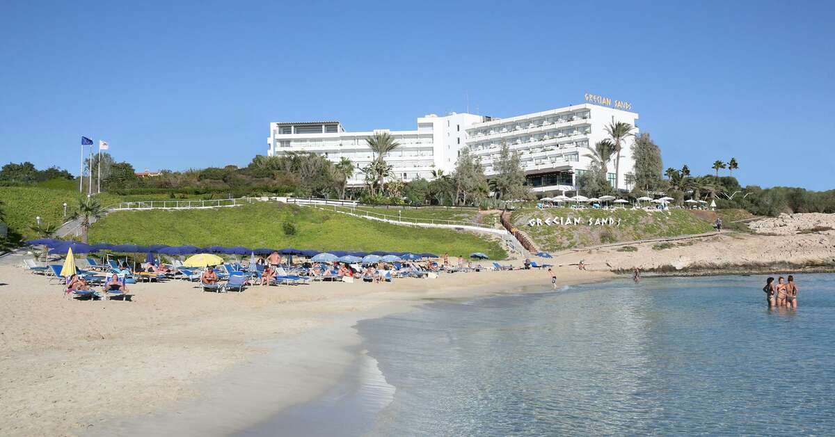 Een foto van de buitenkant van Grecian Sands Hotel