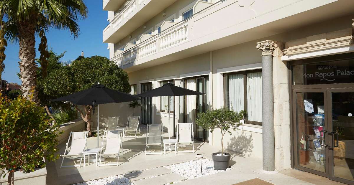 Een foto van het terras bij Mon Repos Palace Hotel