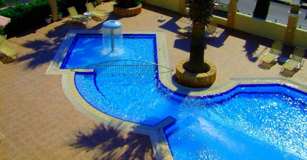 Een foto van het zwembad bij Antonios Hotel