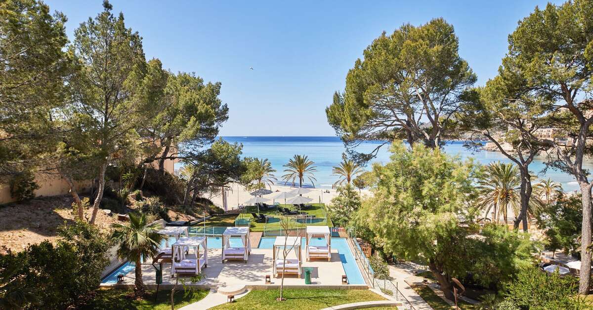 Ein Foto vom Pool im Secrets Mallorca Villamil Resort & Spa
