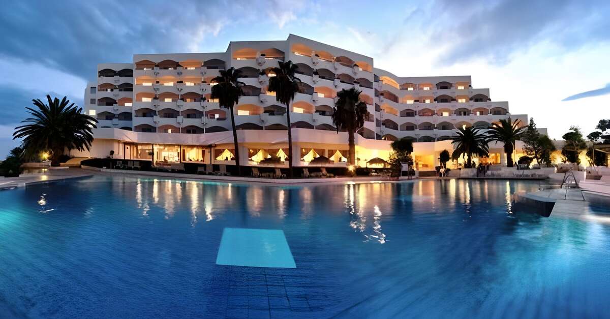 Een foto van het zwembad bij Golden Tulip President Hammamet