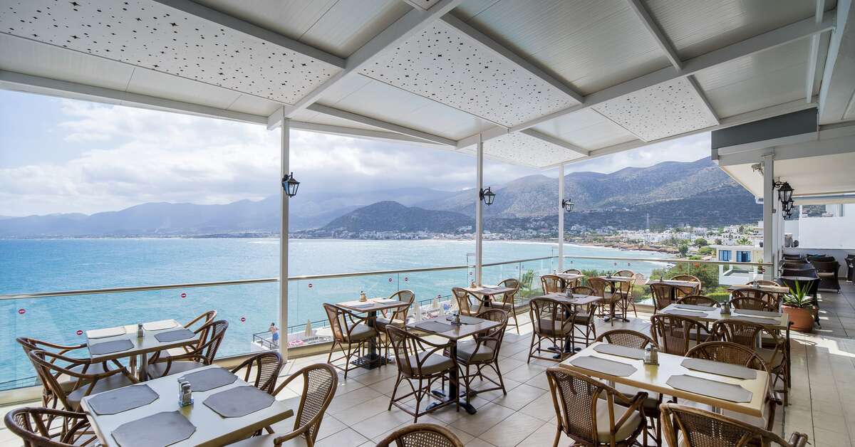 Een foto van het terras bij Horizon Beach Hotel