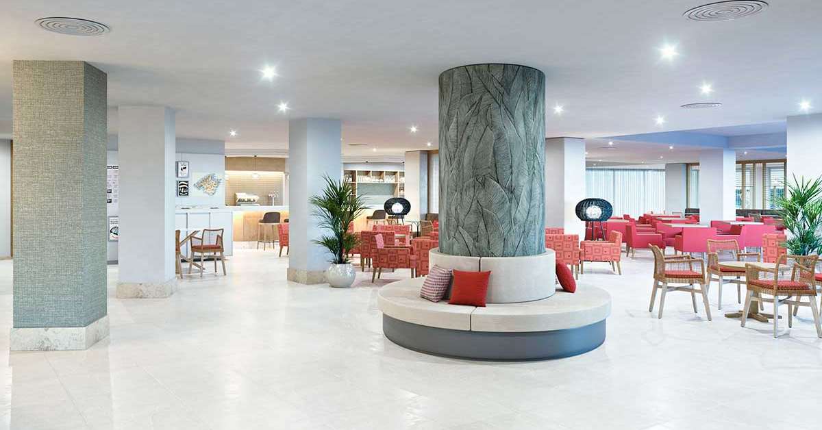 Een foto van het interieur van Universal Hotel Perla