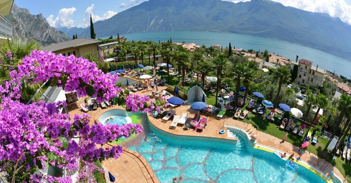 Een foto van het zwembad bij Hotel Royal Village
