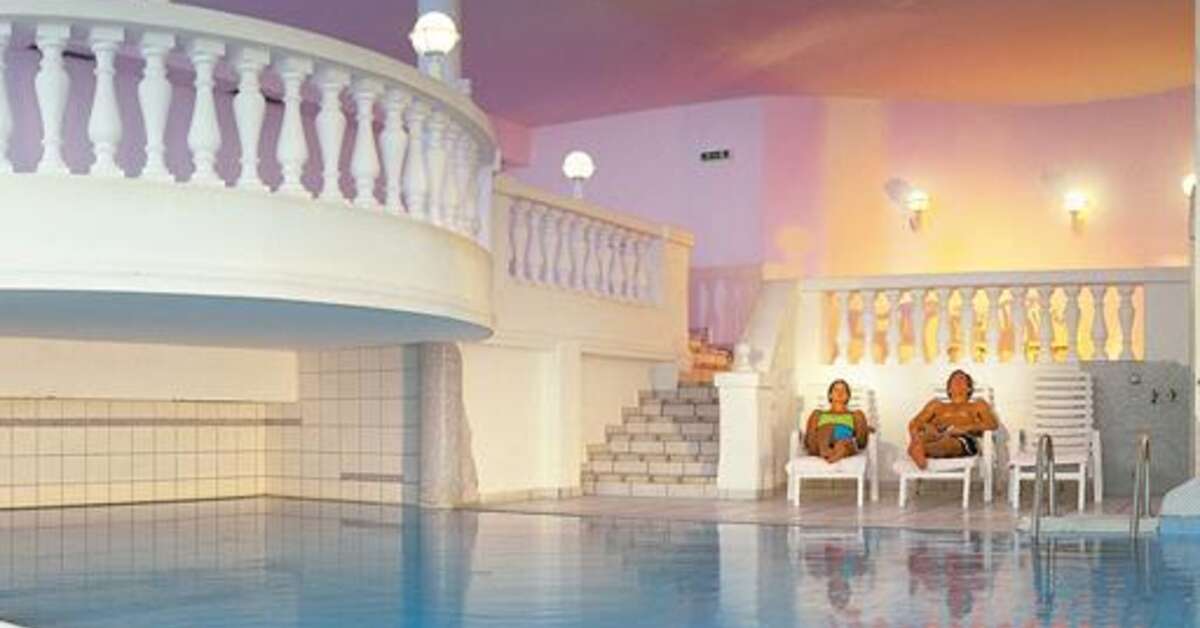 Een foto van het zwembad bij Alpina Resort Nature & Wellness