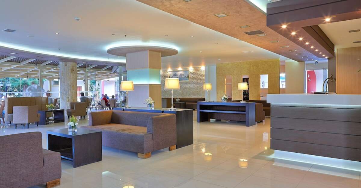 Een foto van het interieur van St Constantin