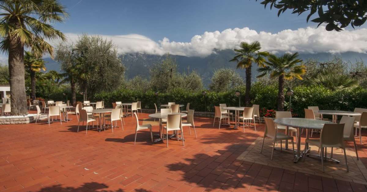 Een foto van het terras bij Hotel Royal Village