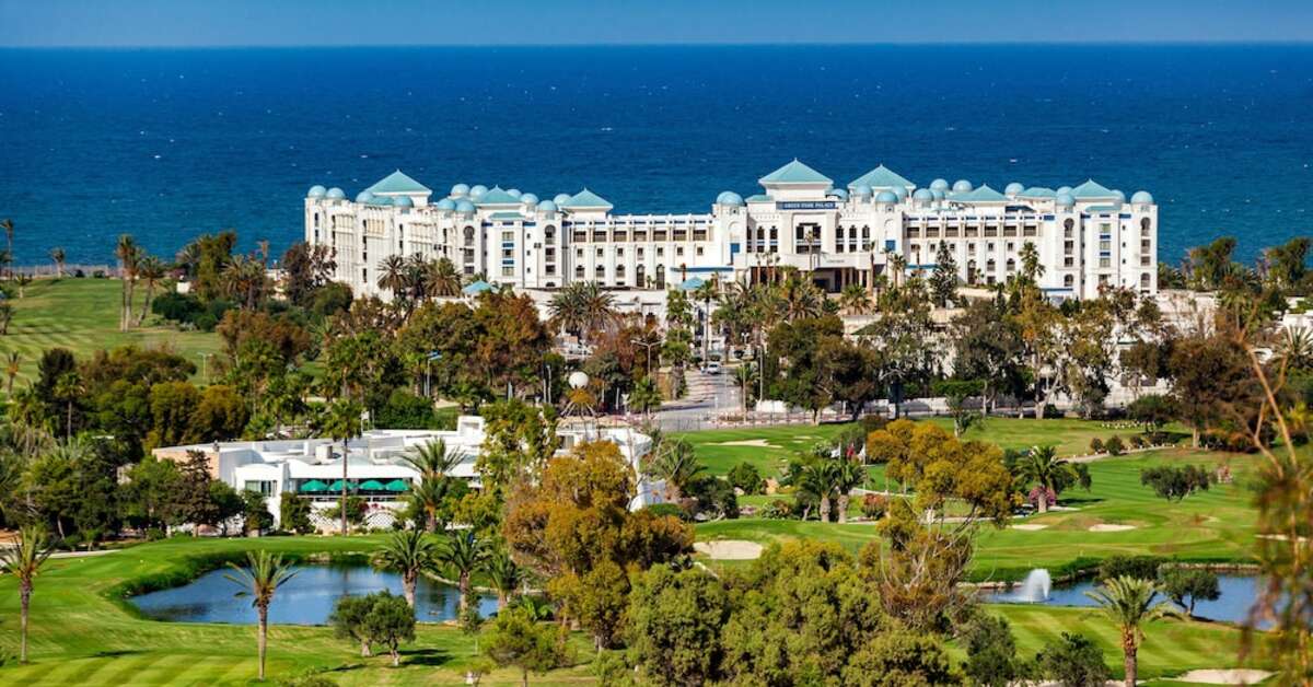 Een foto van de buitenkant van Barcelo Concorde Green Park Palace