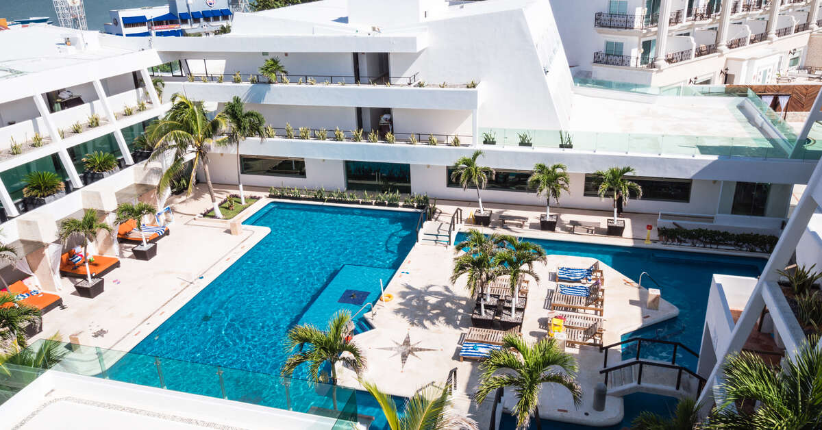 Een foto van het zwembad bij Flamingo Cancun Resort