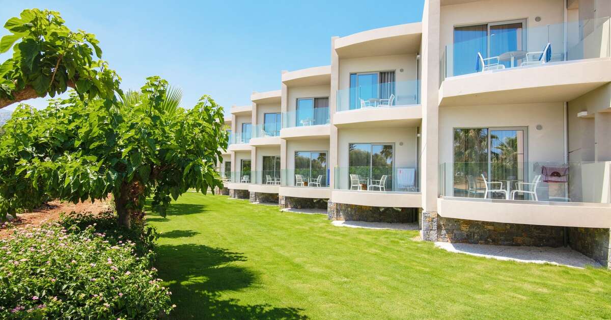 Een foto van de buitenkant van Aeolos Beach Resort Hotel