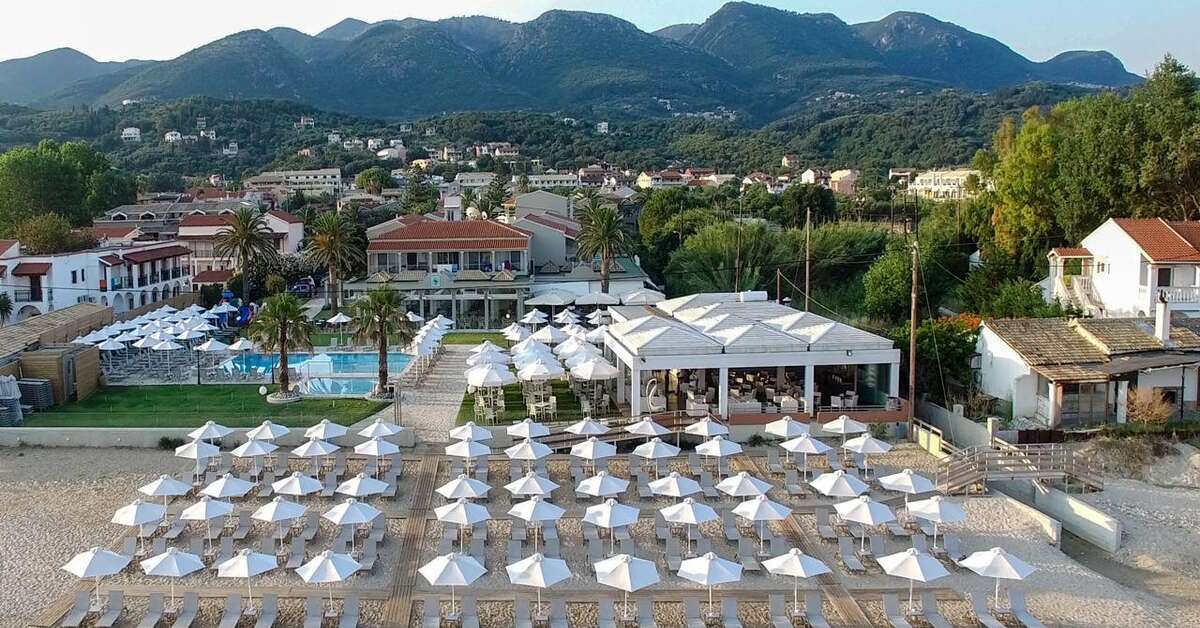 Ein Foto vom Strand beim Acharavi Beach Hotel