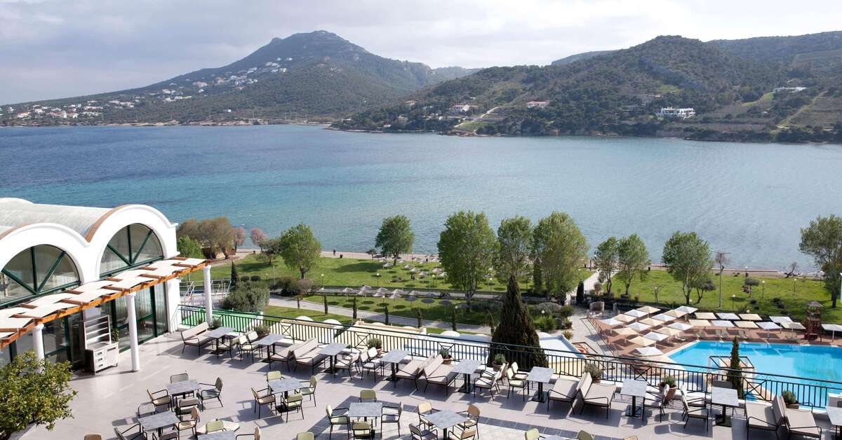 Een foto van het terras bij Hotel Dolce Attica Riviera