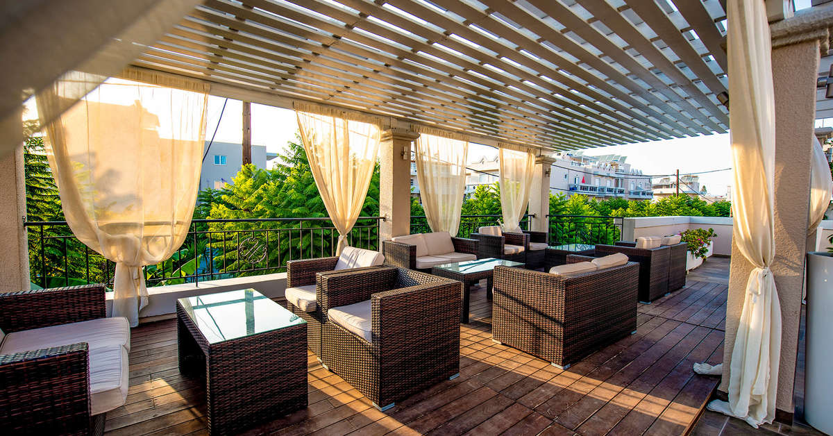 Een foto van het terras bij Peridis Family Resort