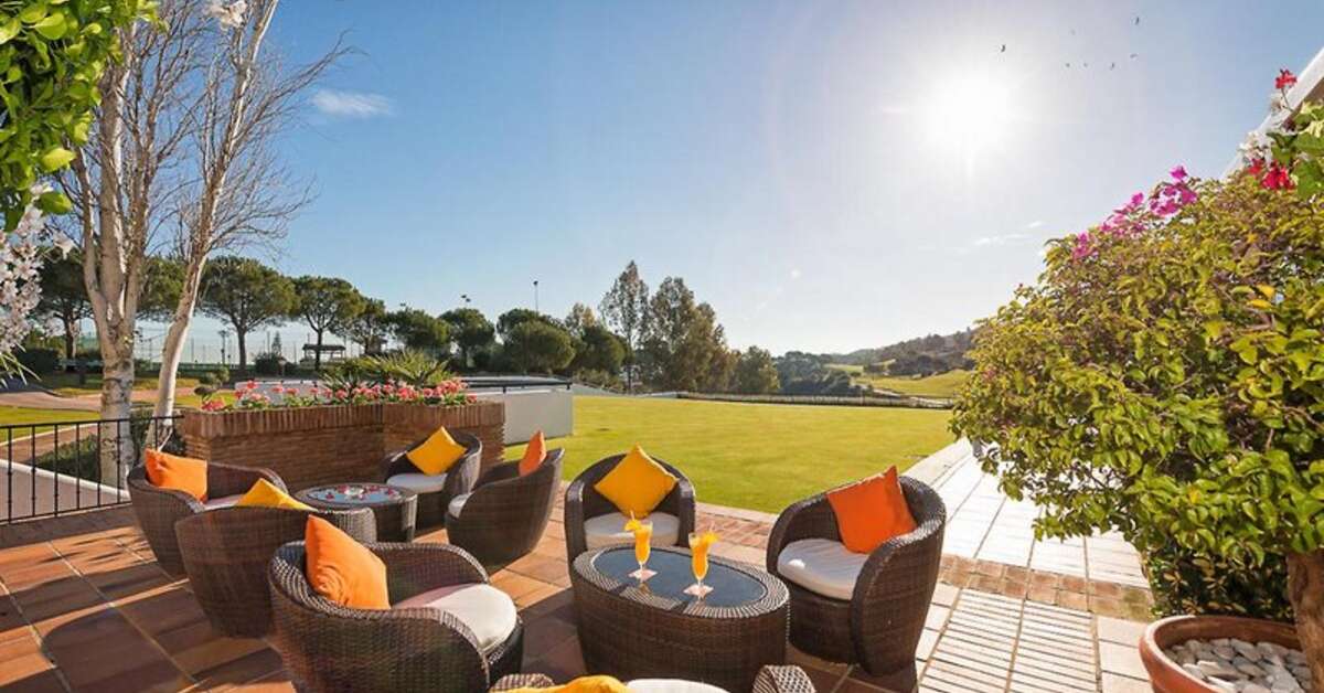 Een foto van het terras bij La Cala Resort Golf