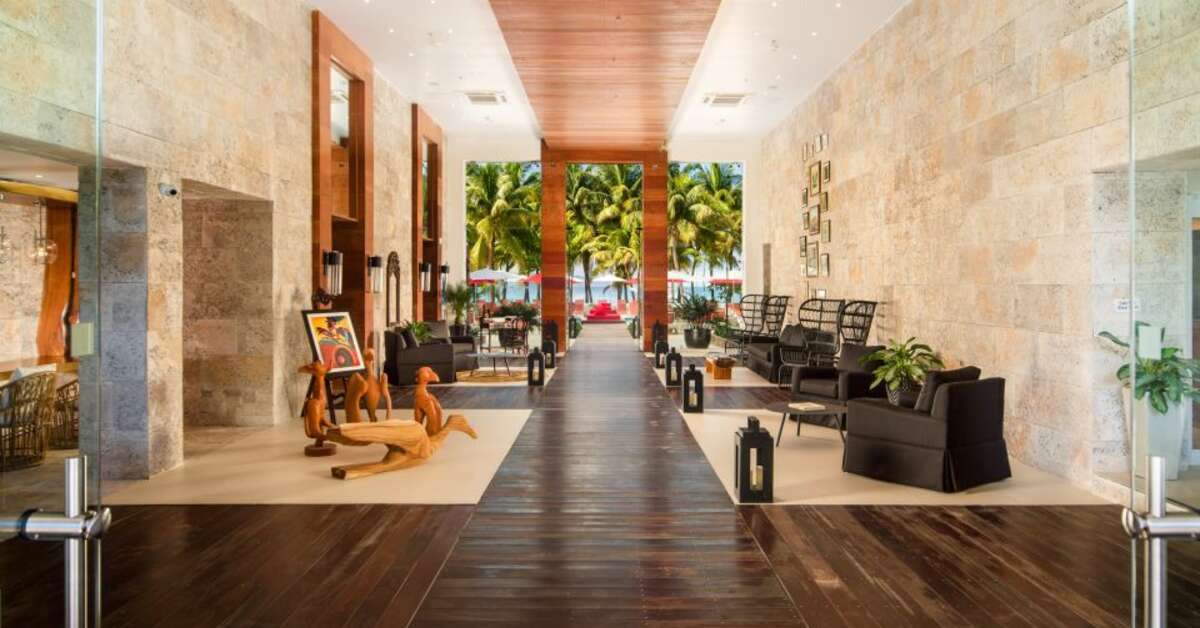 Een foto van het interieur van S Hotel Jamaica