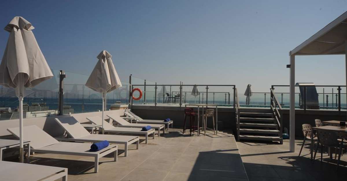 Een foto van het terras bij Astron Suites