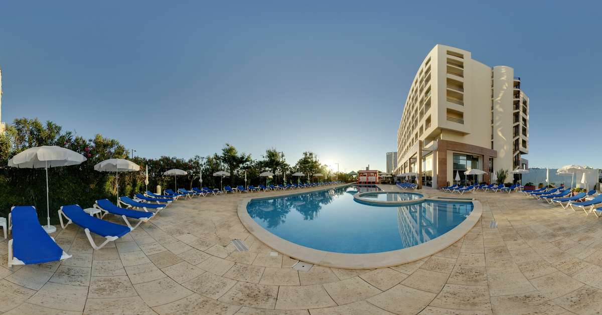 Een foto van het zwembad bij Tryp by Wyndham Lisboa Caparica Mar Hotel