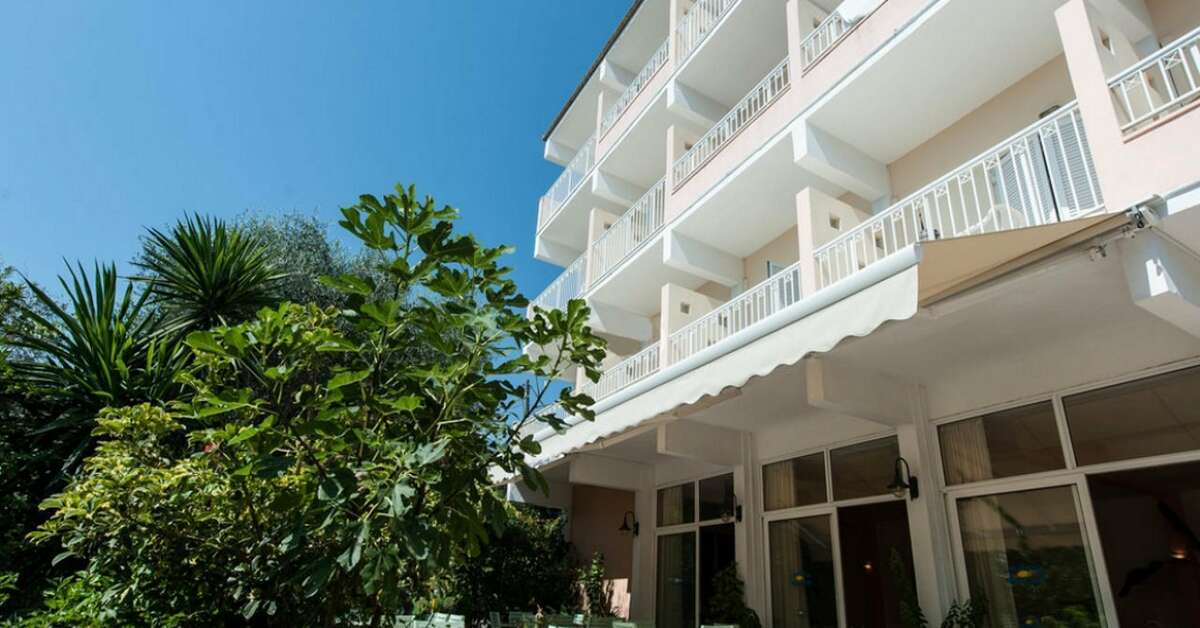 Een foto van de buitenkant van Ipsos Beach Hotel