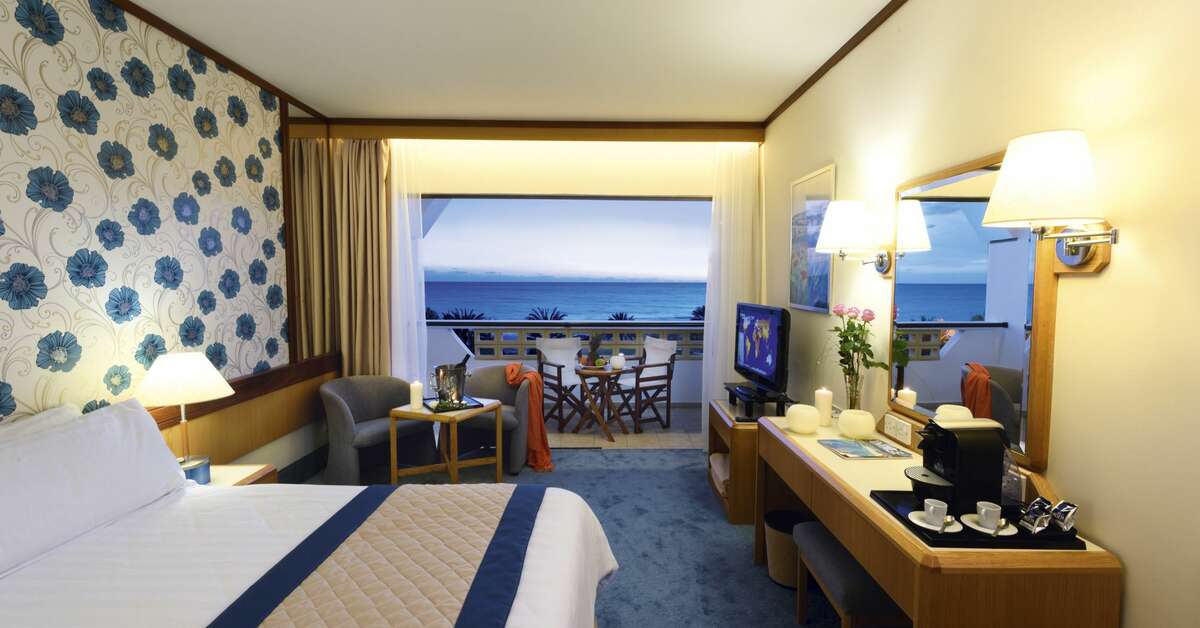 Een foto van Constantinou Bros Athena Royal Beach Hotel